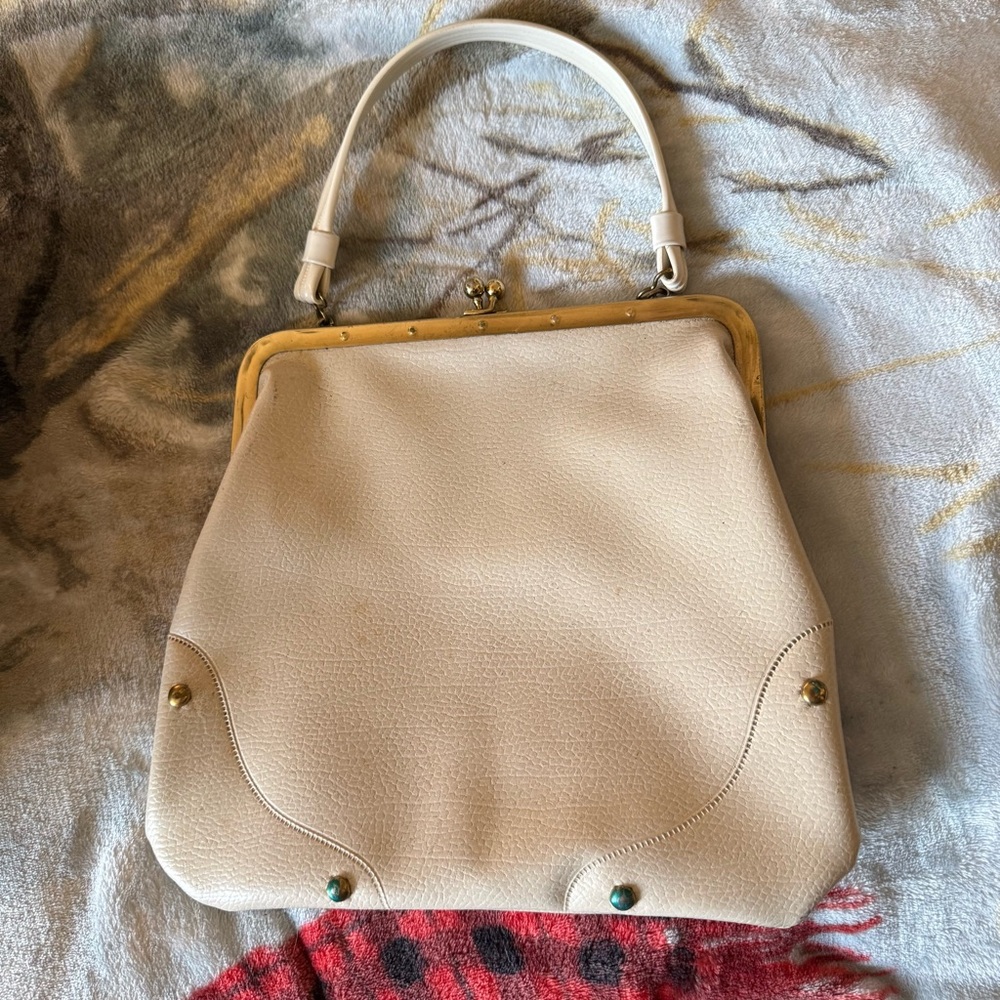 Vintage 1960’s Zenith Leather Handbag with Kiss Lock in Ecru